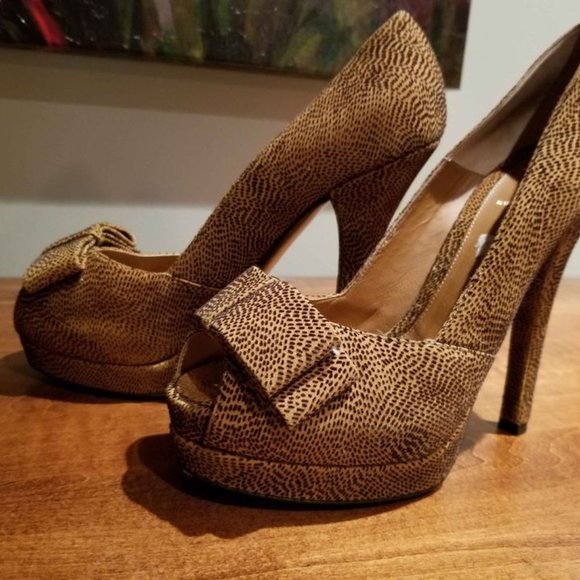 Striking Gorgeous Designers Shouse 8.5 US SIZE - Picture 2 of 9